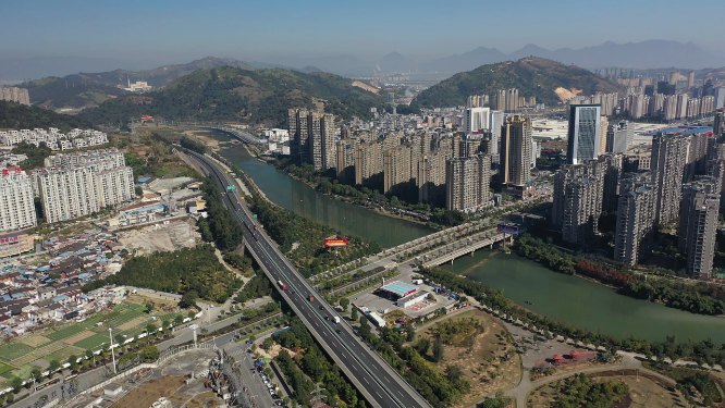 航拍沿江城市建筑群